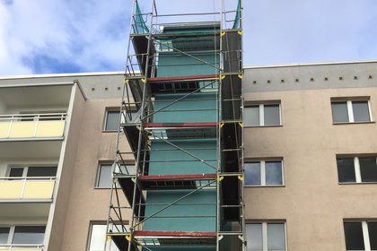 Aufzugsschacht im Bau an Wohnhaus Käthe-Kollwitz-Straße 21 in Blankenburg – barrierefreier Zugang im Rahmen der Modernisierung.          ChatGPT fragen