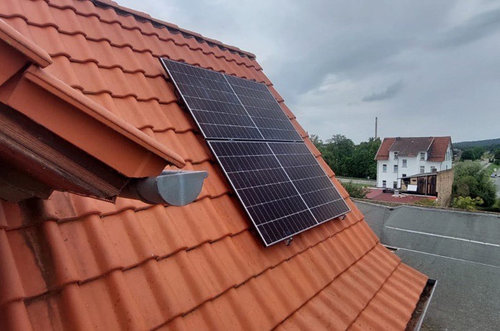 Montierte Photovoltaikmodule auf dem Ziegeldach eines sanierten Mehrfamilienhauses in Blankenburg – Beitrag zur Energiewende durch Solarstromnutzung im Wohnquartier