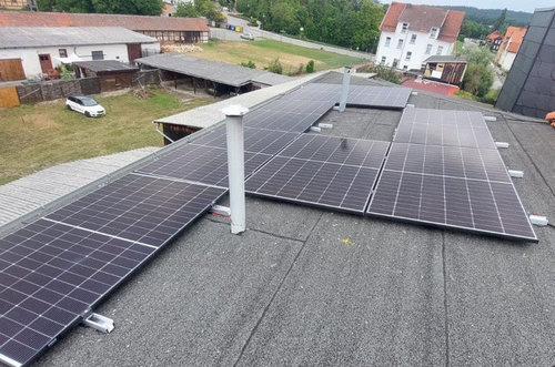 Photovoltaikanlage auf Flachdach eines Wohngebäudes in Blankenburg – nachhaltige Energiegewinnung durch Solarstrom und Investition in klimafreundliche Zukunft