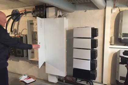 Technik, die mitdenkt: Im Keller der Käthe-Kollwitz-Straße läuft jetzt alles rund – die PV-Anlage liefert Sonnenstrom, die Steuerungstechnik ist installiert. Der nächste Schritt: Anschluss für eine nachhaltige Energiezukunft!
