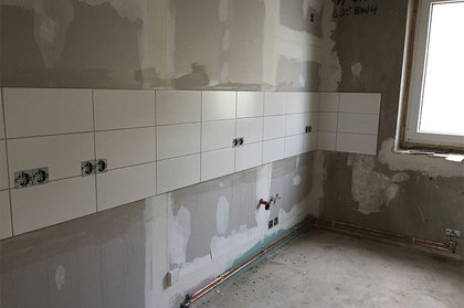In der Käthe-Kollwitz-Straße nimmt die Küche Gestalt an – erste Fliesen sitzen, Anschlüsse sind vorbereitet. Schritt für Schritt entsteht hier moderner, barrierearmer Wohnraum mit Komfort.