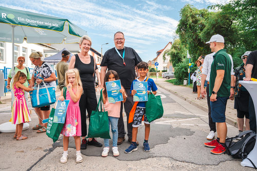 Glückliche Kinder mit Urkunden und Geschenktaschen beim Sommerfest im Quartier Regenstein in Blankenburg – fröhliche Gesichter bei der Siegerehrung sorgen für unvergessliche Momente im Stadtteil.