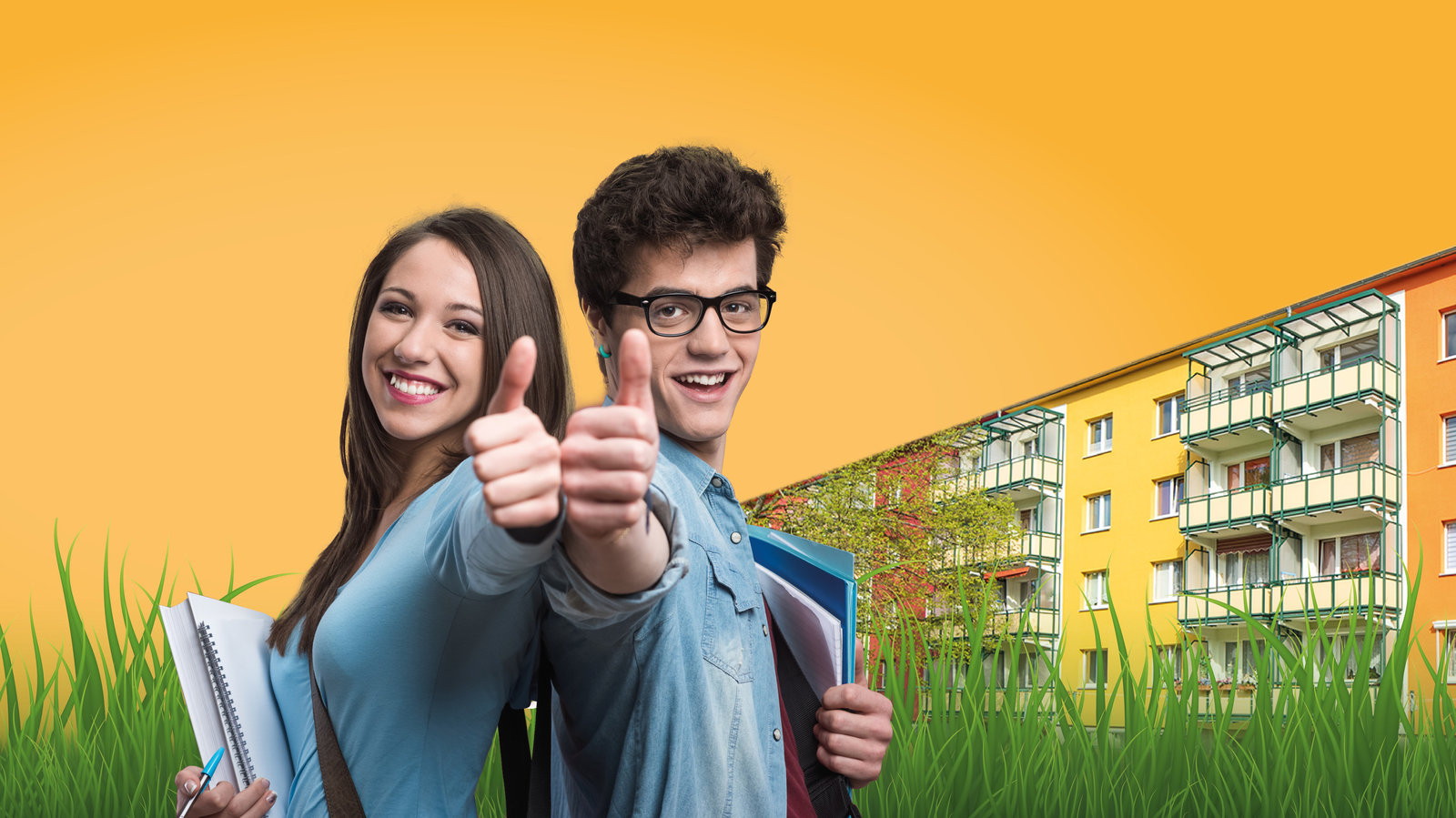 Zwei junge Menschen zeigen lachend den Daumen nach oben, im Hintergrund ein buntes Wohnhaus mit Balkonen und grünem Gras vor orangefarbenem Himmel.