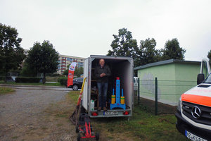 Einsatzfahrzeug vom DRK wird für die Veranstaltung vorbereitet.