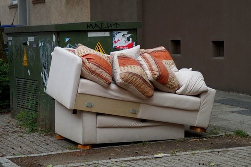 Ein sichtbarer Sperrmüllhaufen, welcher entsorgt werden soll. Er steht am Straßenrand-