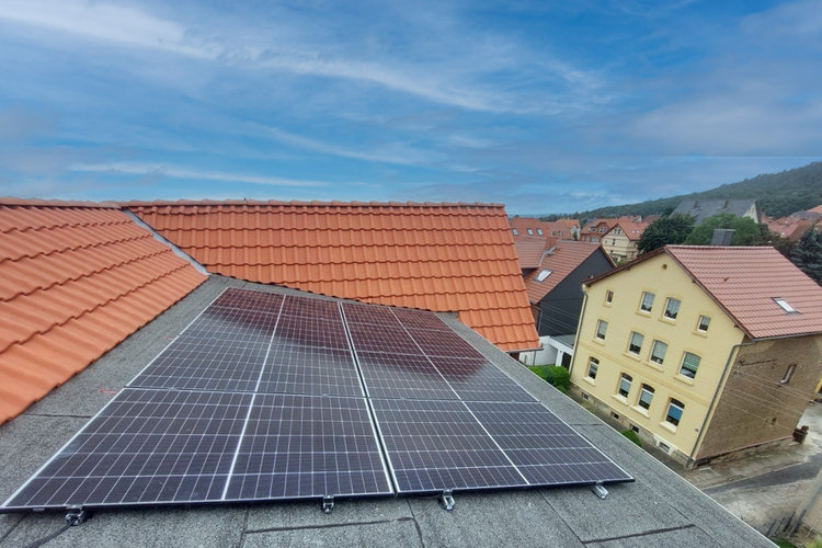 Photovoltaikanlage auf dem Dach  – nachhaltige Energiegewinnung durch Solarpanels im Harz, Beitrag zur CO₂-Einsparung durch Solarstrom
