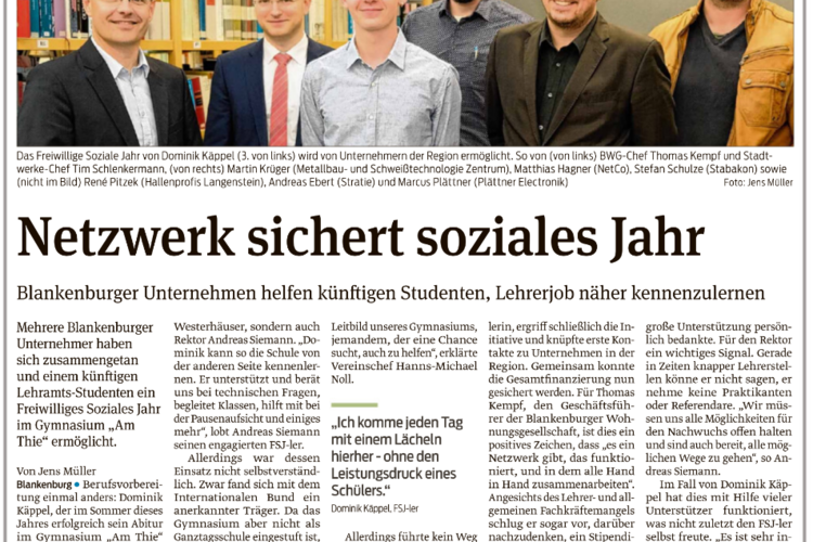 Gruppenfoto von Vertretern Blankenburger Unternehmen und Förderern vor dem Gymnasium 'Am Thie', die gemeinsam das Freiwillige Soziale Jahr eines angehenden Lehramtsstudenten unterstützen