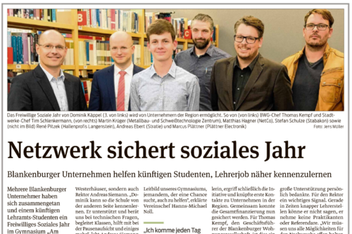 Gruppenfoto von Vertretern Blankenburger Unternehmen und Förderern vor dem Gymnasium 'Am Thie', die gemeinsam das Freiwillige Soziale Jahr eines angehenden Lehramtsstudenten unterstützen
