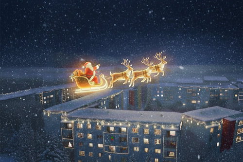 Das Bild zeigt das verschneite Stadtviertel Regenstein in Blankenburg. Über den Wohnblöcken fliegt in leuchtender Montur der Weihnachtsmann.