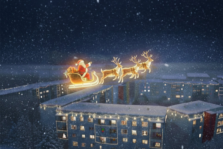 Das Bild zeigt das verschneite Stadtviertel Regenstein in Blankenburg. Über den Wohnblöcken fliegt in leuchtender Montur der Weihnachtsmann.