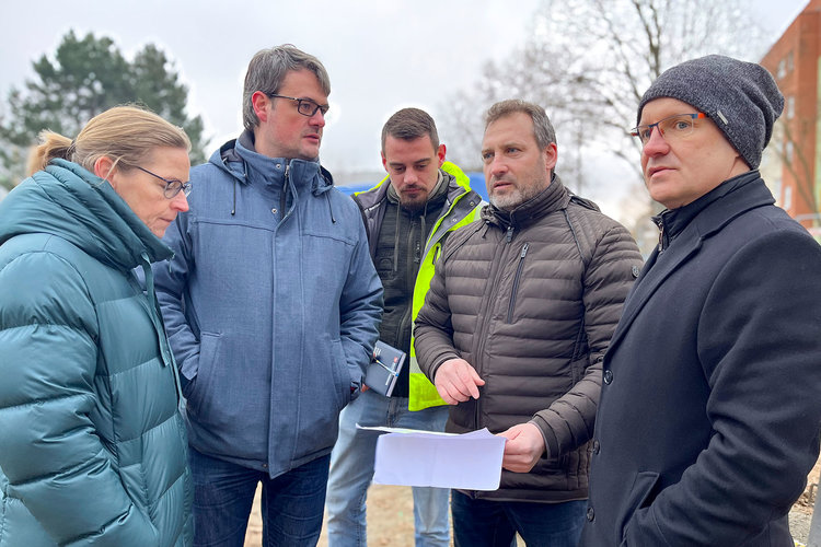 Baustellenbesprechung in Blankenburg (Harz): Projektteam diskutiert Baufortschritt eines Wohnprojekts im Freien