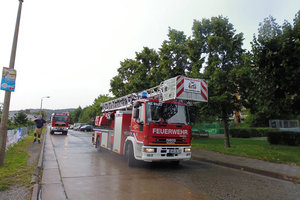 Feuerwehrauto fährt durch das Wohngebiet Regenstein in Blankenburg.