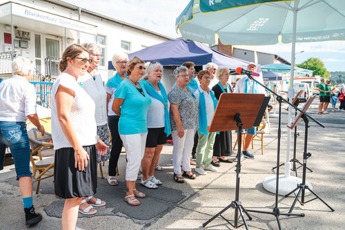 Seniorenchor beim Nachbarschaftsfest im Quartier Regenstein in Blankenburg – gemeinsames Singen unter freiem Himmel sorgt für gute Stimmung und kulturelle Vielfalt.