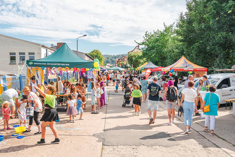 Stadtteilfest im Quartier Regenstein Blankenburg – Familien, Kinder und Senioren feiern gemeinsam mit bunten Ständen, Mitmachaktionen und sozialen Angeboten.