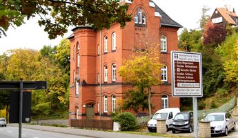 Renovierte, großzügig geschnittene 1-Raum-Wohnung mit Blick ins Grüne zu vermieten!