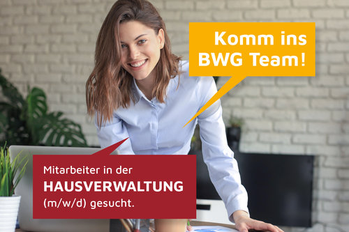 Ein Bild einer Person an einem Schreibtisch. Oben rechts steht "Komm ins BWG Team!" und unten links "Mitarbeiter in der Hausverwaltung (m/w/d) gesucht.". Beides steht in jeweils einer Sprechblase.