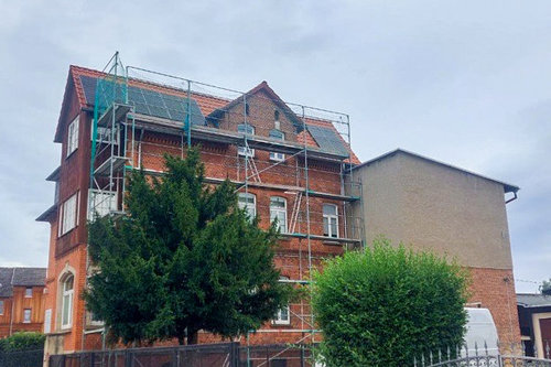 Energetische Sanierung eines Mehrfamilienhauses in Blankenburg – Gerüstaufbau und Installation einer Photovoltaikanlage auf dem Dach zur Verbesserung der Energieeffizienz und Nachhaltigkeit im Wohnungsbestand