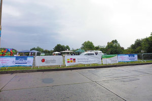 Banner mit Sponsoren und Unterstützern des Nachbarschaftsfests in Blankenburg.