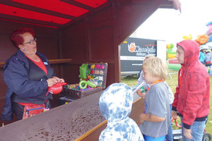 Stand mit luftballons auf dem Nachbarschaftsfest Regenstein.
