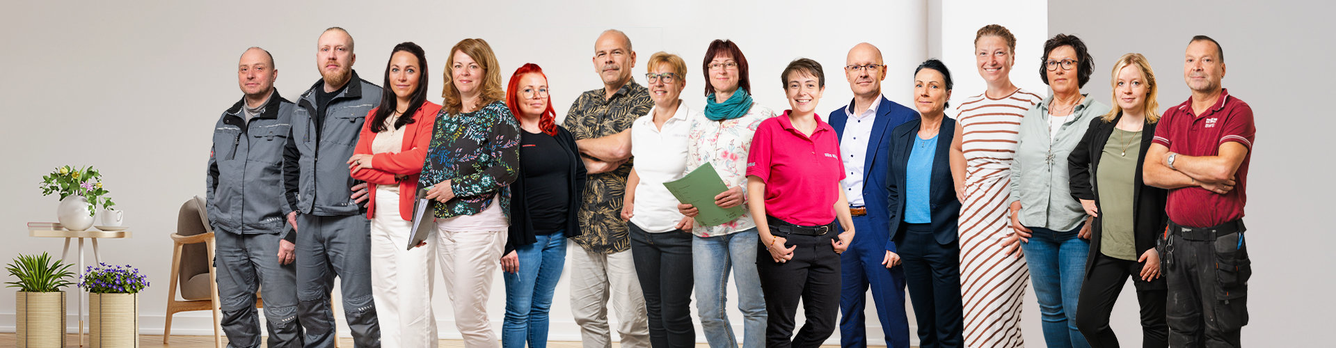 Gruppenfoto zahlreicher Mitarbeiter der Blankenburger Wohnungsgesellschaft (BWG) in einer Wohnung