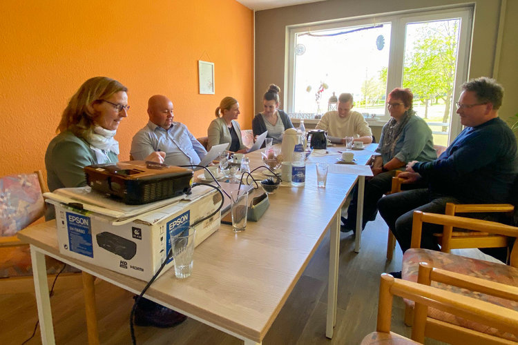 Sitzung im Gemeinschaftsraum der BWG Blankenburg: Mitarbeitende besprechen neue Projekte bei Kaffee und Beamer-Präsentation