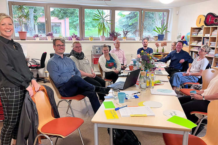 Strategieworkshop in heller Büroumgebung – engagierte Mitarbeitende der Wohnungswirtschaft Blankenburg im Austausch über nachhaltige Projekte und Quartiersentwicklung