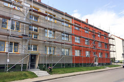 Sanierungsarbeiten an den Wohnhäusern Börnecker Straße 36–38 im Quartier Regenstein. Die Fassade ist teilweise neu gestrichen, teilweise noch im Rohzustand. Ein Baugerüst umgibt das gesamte Gebäude entlang der Straße.