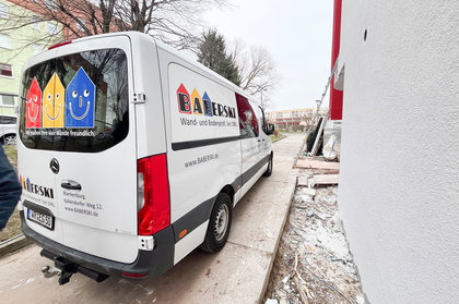 Firmenfahrzeug der Balessa GmbH bei Fassadensanierung in Blankenburg (Harz), im Einsatz für moderne Wohnraumerneuerung