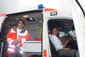 Sanitäter präsentieren Einsatzfahrzeug beim Regenstein-Fest.