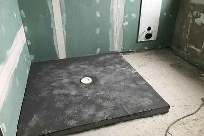 Barrierearme Dusche im Rohbau – bodengleiche Duschfläche mit Abdichtung und vorbereiteter Sanitärinstallation in einer modernisierten Mietwohnung der BWG Blankenburg.