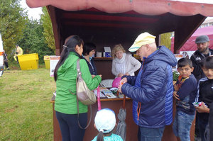 Besucher am Infostand im Gespräch mit BWG-Mitarbeitenden.