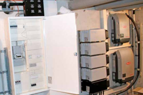 Technikraum mit Wechselrichtern und Batteriespeichern für Mieterstromprojekt der BWG Blankenburg – moderne Energieversorgung durch Photovoltaikanlage