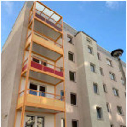 Modernisiertes Wohnhaus in der Käthe-Kollwitz-Straße Blankenburg mit Balkonen – Mieterstromprojekt der BWG und Stadtwerke Blankenburg