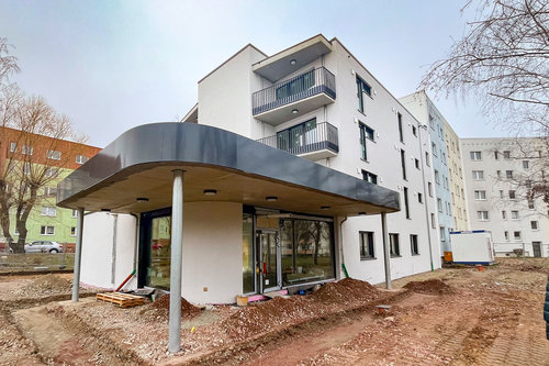 Neubau mit moderner Architektur in Blankenburg (Harz), barrierefreies Wohnprojekt mit Balkonen und großem Eingangsbereich          ChatGPT fragen